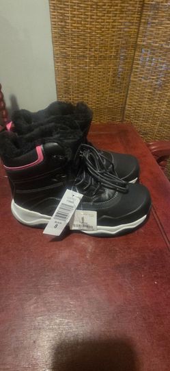 Khombu Women’s Black Winter Ankle Boots with Pink Trim Size 8
