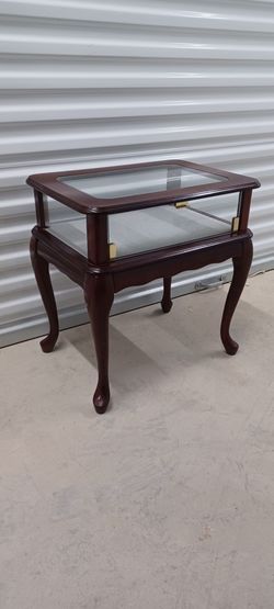 CLASSY SIDE TABLE/DISPLAY CASE very good condition