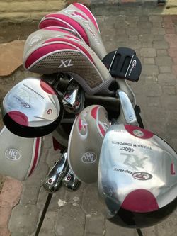 BEAUTIFUL WOMENS RIGHTHAND GOLF SET WITH NICE STANDING BAG.