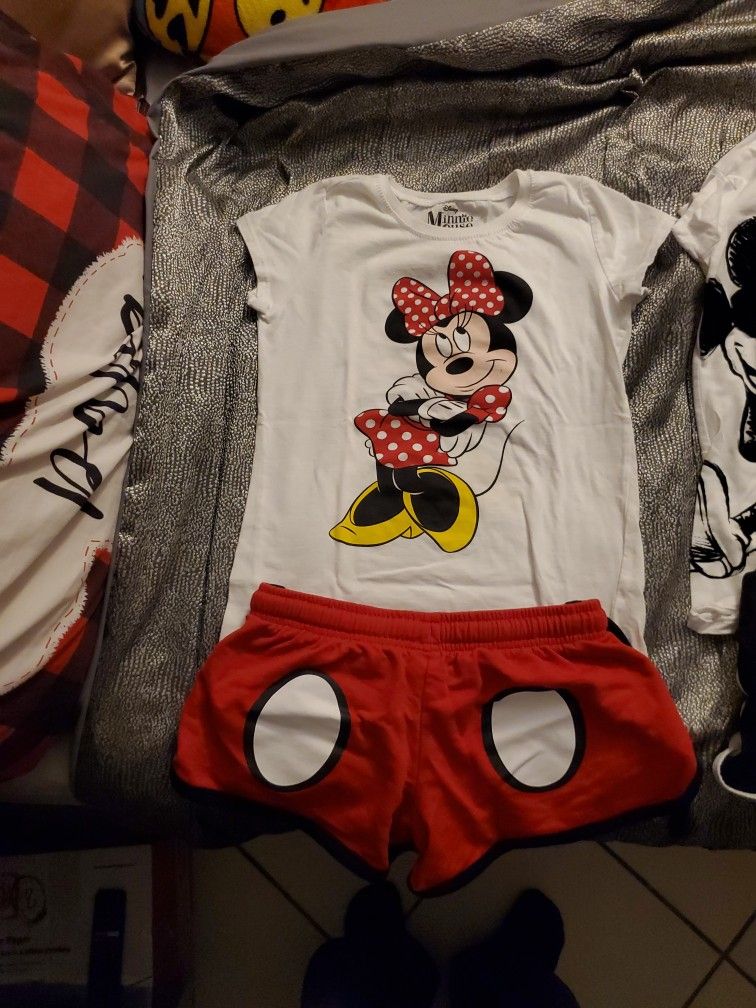 Disney's Minnie And Mickey Mouse Girl's  Shirt And Shorts Set. 