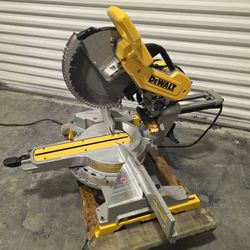 Dewalt DWS779 15 Amp Corded 12 in. Double Bevel Sliding Compound Miter Saw