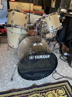 Title: Yamaha Champagne Sparkle Drum Set – $250