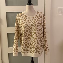 This Karen Scott leopard print crew neck sweatshirt features a comfortable, loose fit, often described as "oversized," with ribbed details at the neck