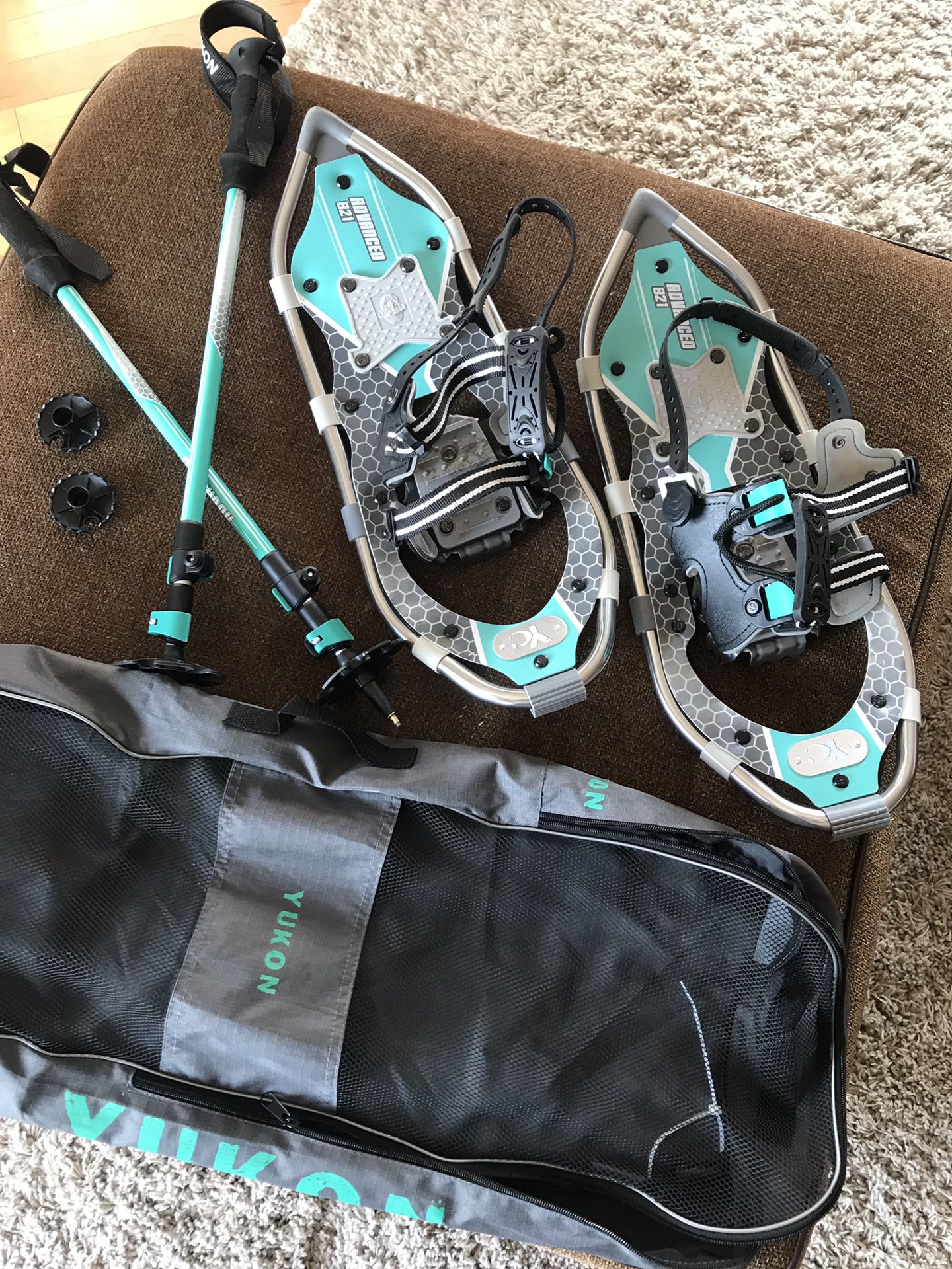 Women’s snowshoes + poles (like new)