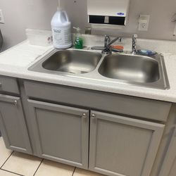 Kitchen counters/sink/cabinet