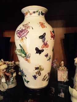 The Vase of Hundred Butterflies