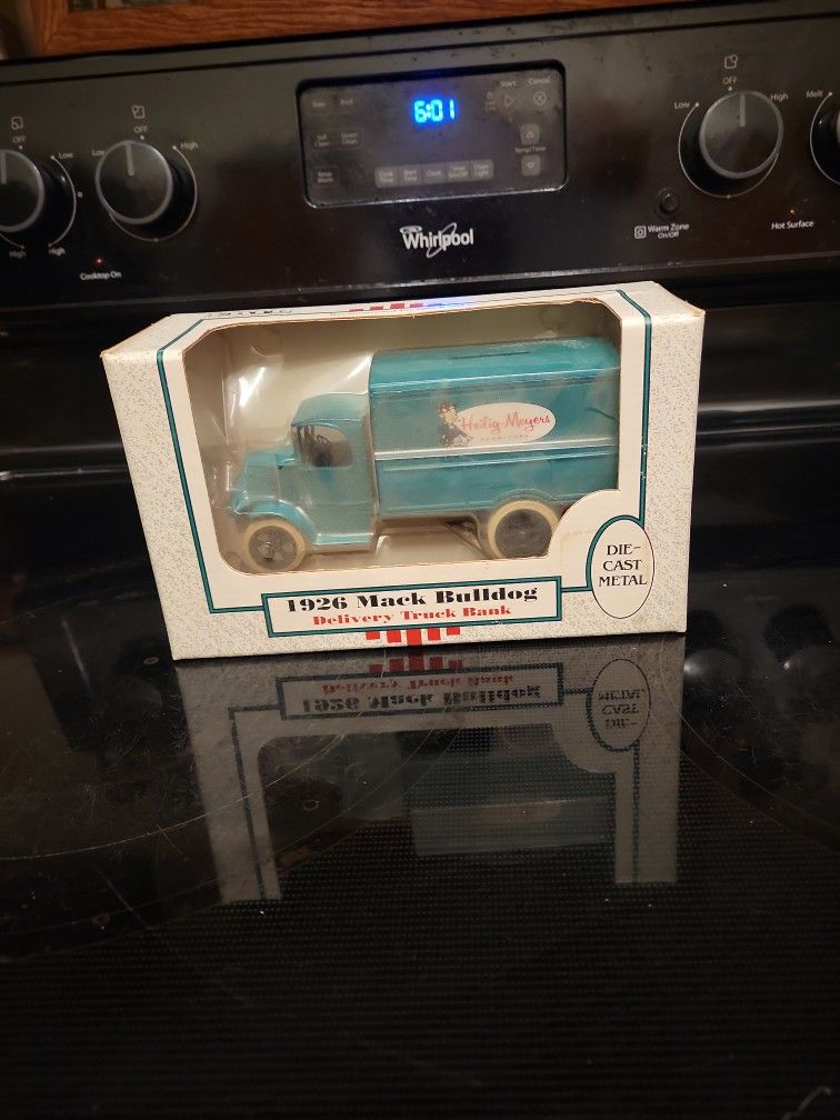 ERTL DIE CAST 1926 MACK BULLDOG TRUCK COIN BANK