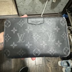 Louis Vuitton Alpha Wearable Wallet