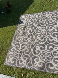 Large indoor/outdoor rug thick 4ft by 9ft