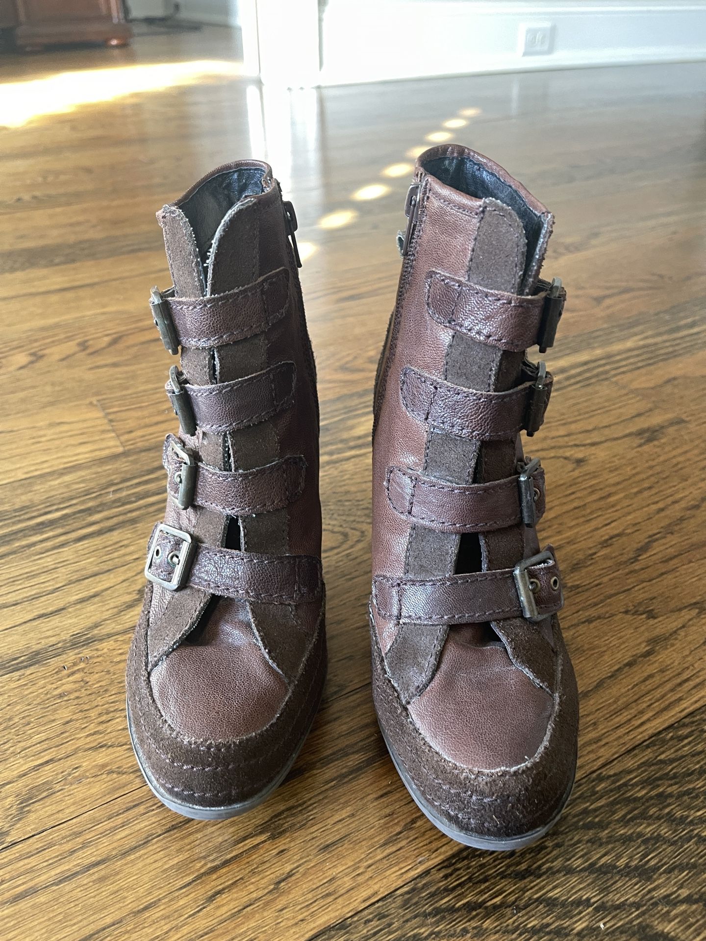 Jump For The People Women's leather heeled ankle bootsSize US7
