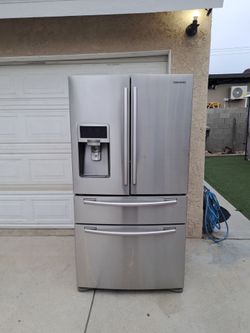 Refrigerator Samsung working in good condition everything works on it it's just leaks a little bit of water from the bottom