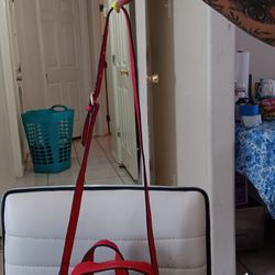 Bolsa NUEVA LV SE PUEDE USAR CROSSBODY PERO SOLO TRAE UN DETSLLE DESCARAPELADAS LAS ASAS DE AGARRAR PERO ESA SE LAS PUEDES QUITAR Y USAR CROSSBODY