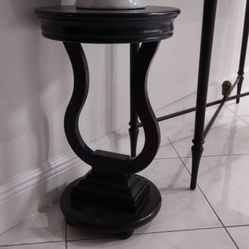 Round Regency Style Occasional End Table
23 inch Tall x 14" Diameter up.