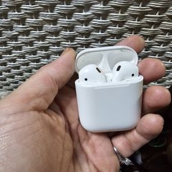 2nd Generation Airpods With Charging Case