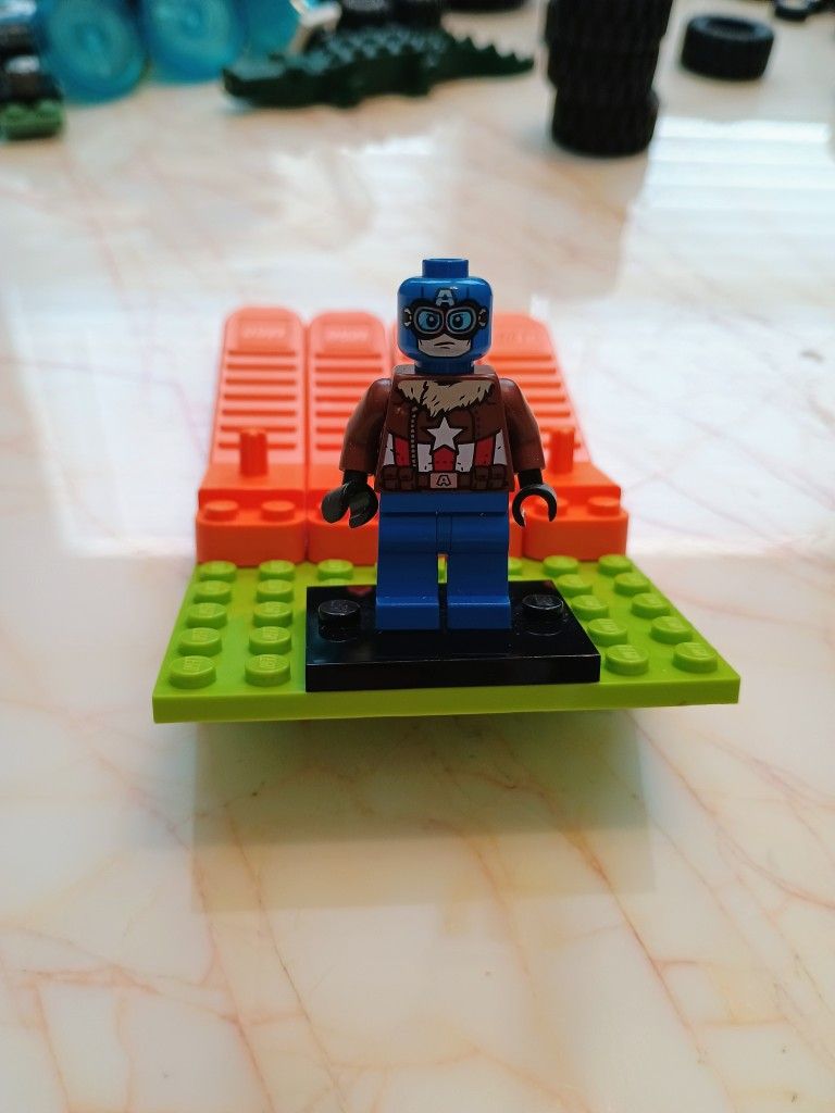 LEGO Minifigure Pilot Captain America