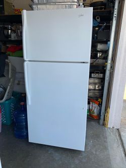 White Refrigerator In Good Condition For Sale