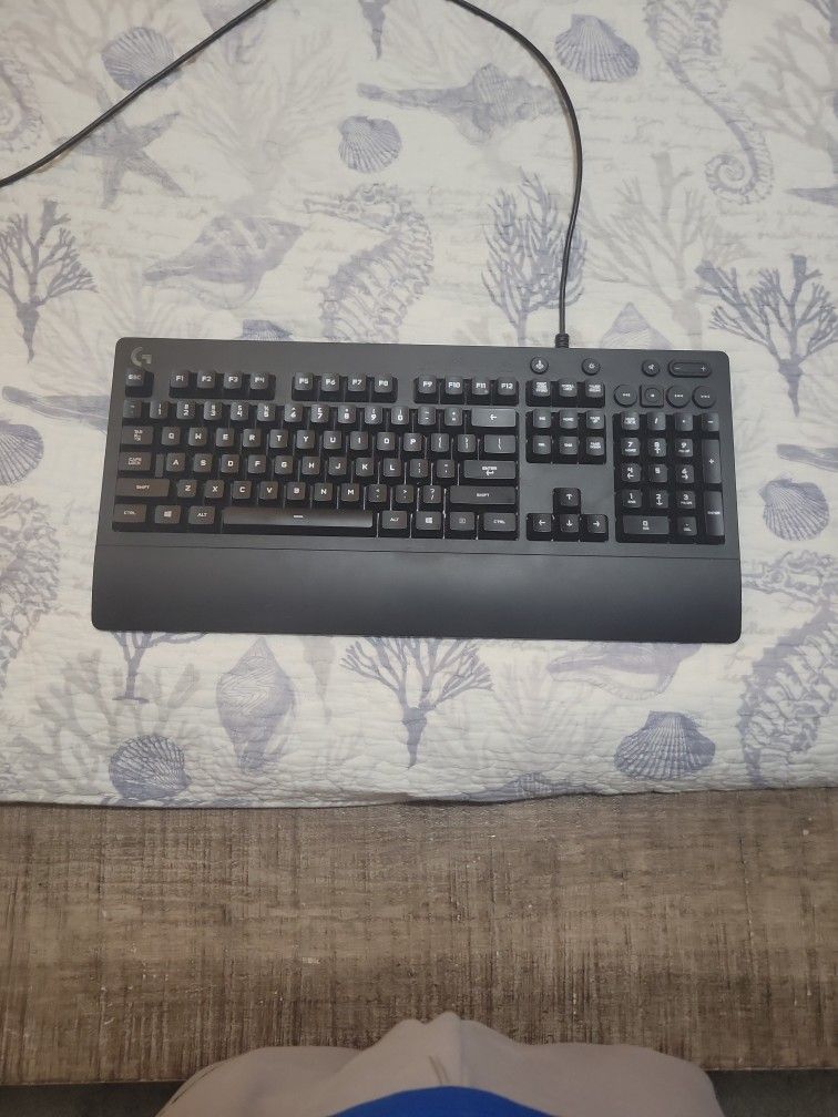 Logitech G213
