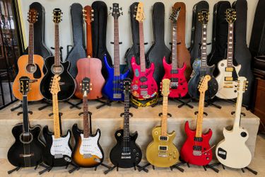 🎸 HUGE GUITAR COLLECTION FOR SALE 🎸