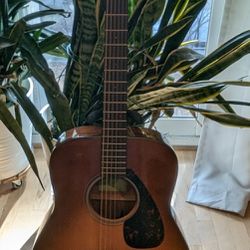 Yamaha Acoustic Guitar / Like New