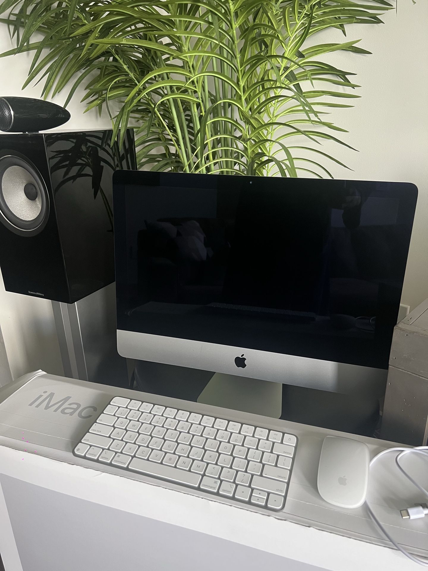Apple iMac - 2019 - 21.5 inch- GREAT condition!