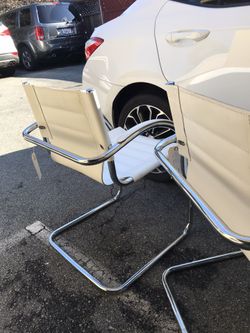 Juego de sillas nuevas son italianas. $$120 por las 2