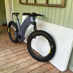 Reevo Hubless Electric Bike, 25 To 35 Miles Per Hour Size Large Like New Condition 2 Batteries 