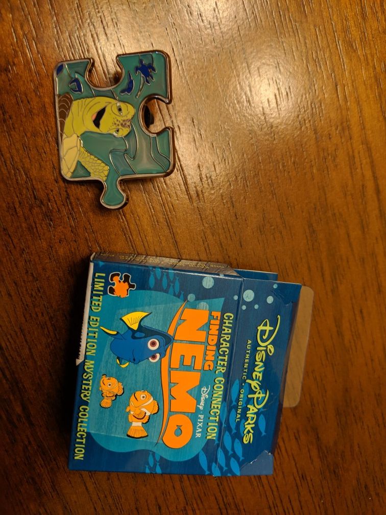 Disney limited edition pin of 900 character connection finding Nemo mystery collection