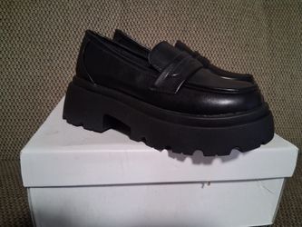 .woomen Shoes Size 6. $10