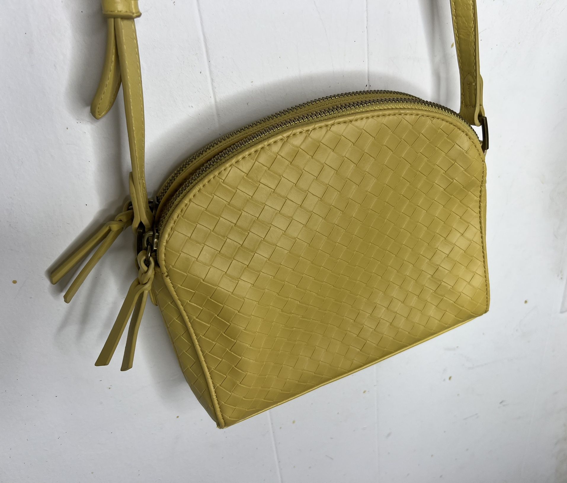 π Universal Threads Mustard Yellow Crossbody Bag