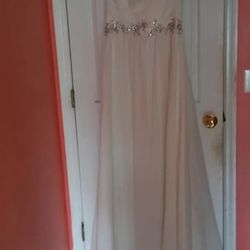 Beautiful Wedding  Dress  Never Used. Size 12 To 14