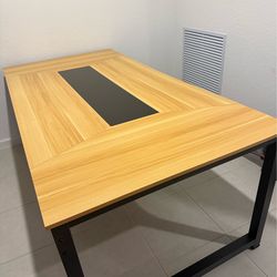 Beautiful & Sturdy Table / Desk