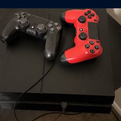 PS4 + 2 Controllers 