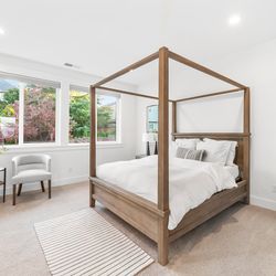 Pottery Barn Farmhouse Canopy Bed(Queen Size) Lightly used, amazing condition