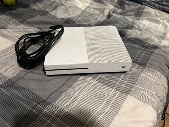 Xbox 1 console comes w wires