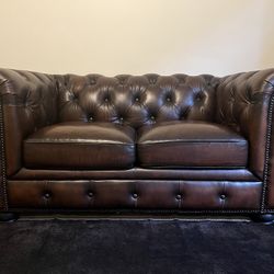 Classic tufted Chesterfield loveseat