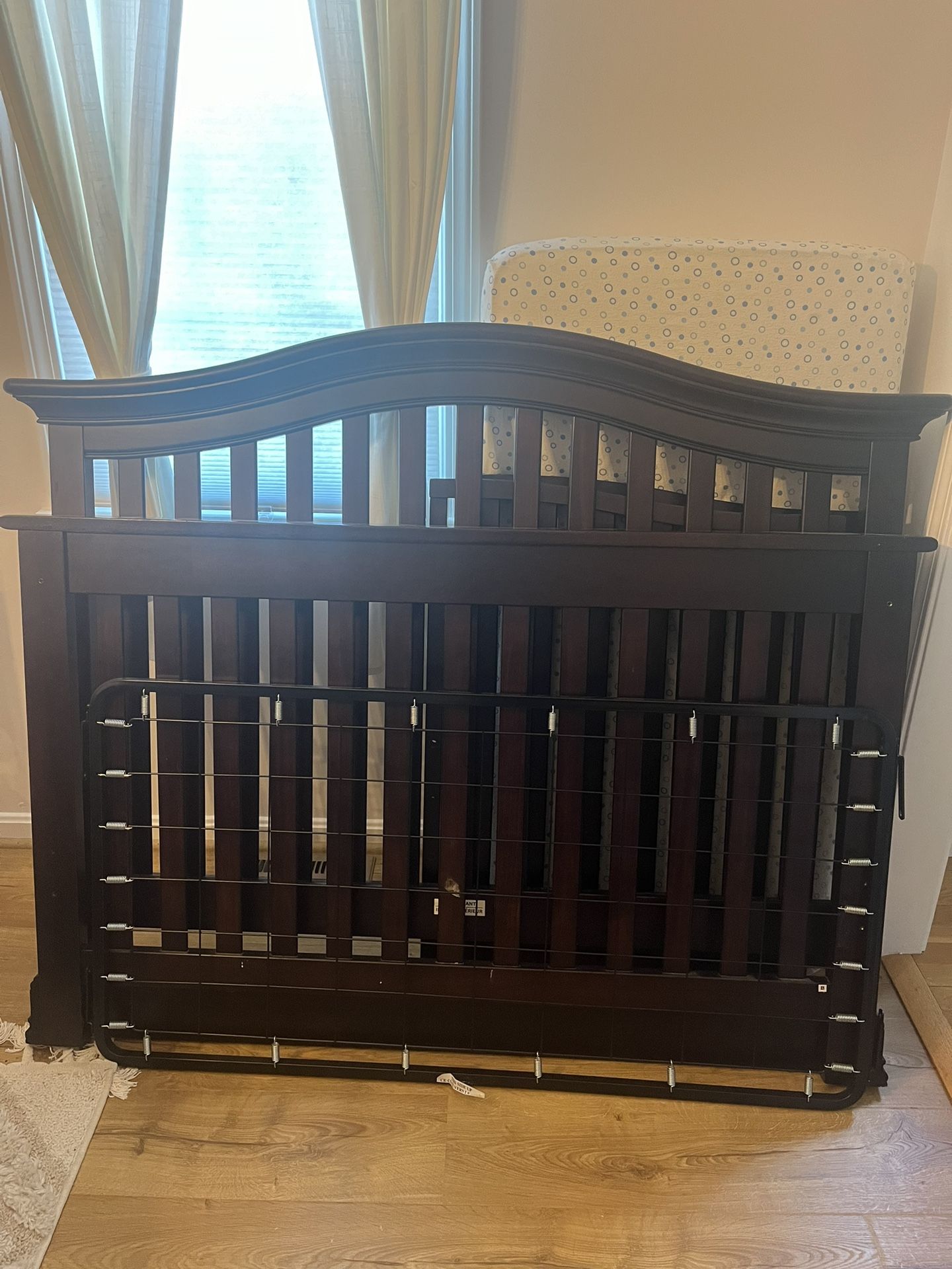 Crib w/ Sealy Mattress