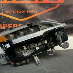 NISSAN KICKS 2025 RH HEADLIGHT with PROJECTORS OEM