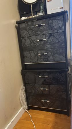 2 matching night stands 
