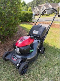 Honda Self-propelled Lawn Mower Like New!