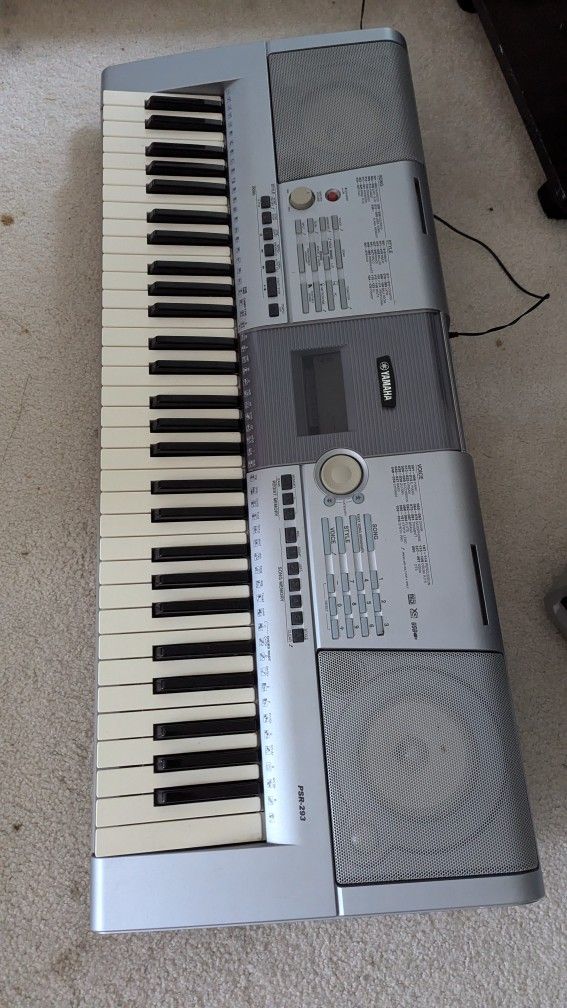 Used Yamaha PSR293 61 Key Portable Keyboard
