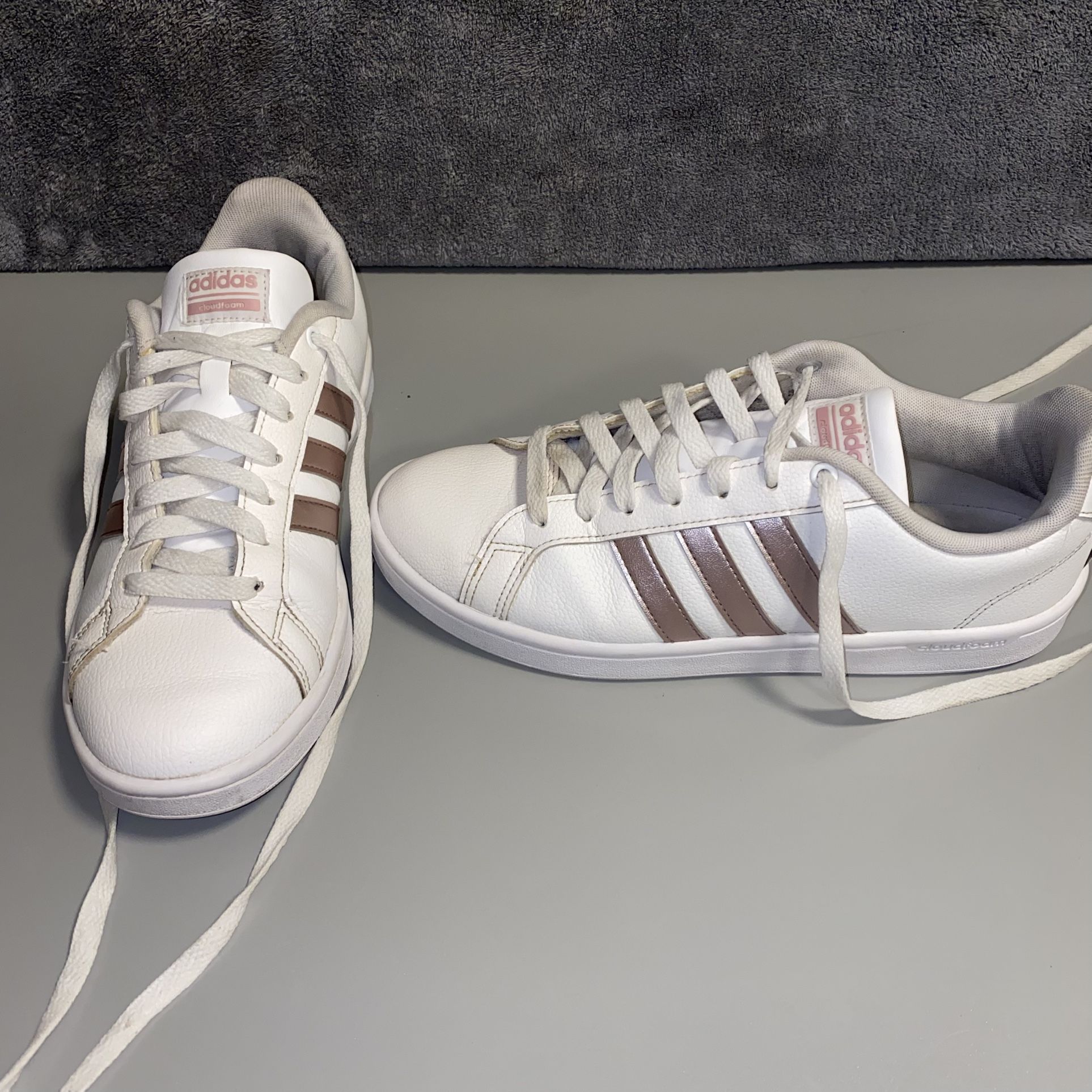 Adidas Women’s Size 9 Cloudfoam Advantage Sneakers Rose Gold/White  