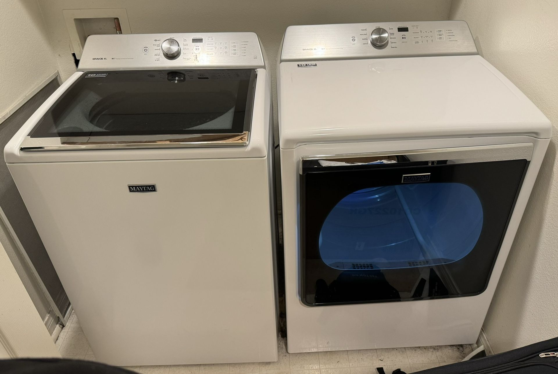 Maytag MVWB835DW 28 Inch Top Load Washer with Maytag MGDB835DW3 Gas Dryer (White)