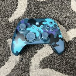 Controller for sale it doesn't work on Xbox, but it works on PC phone iPad all that