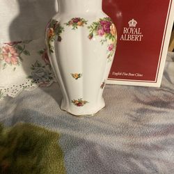 1988 Royal Albert Old Country Roses Flower Vase