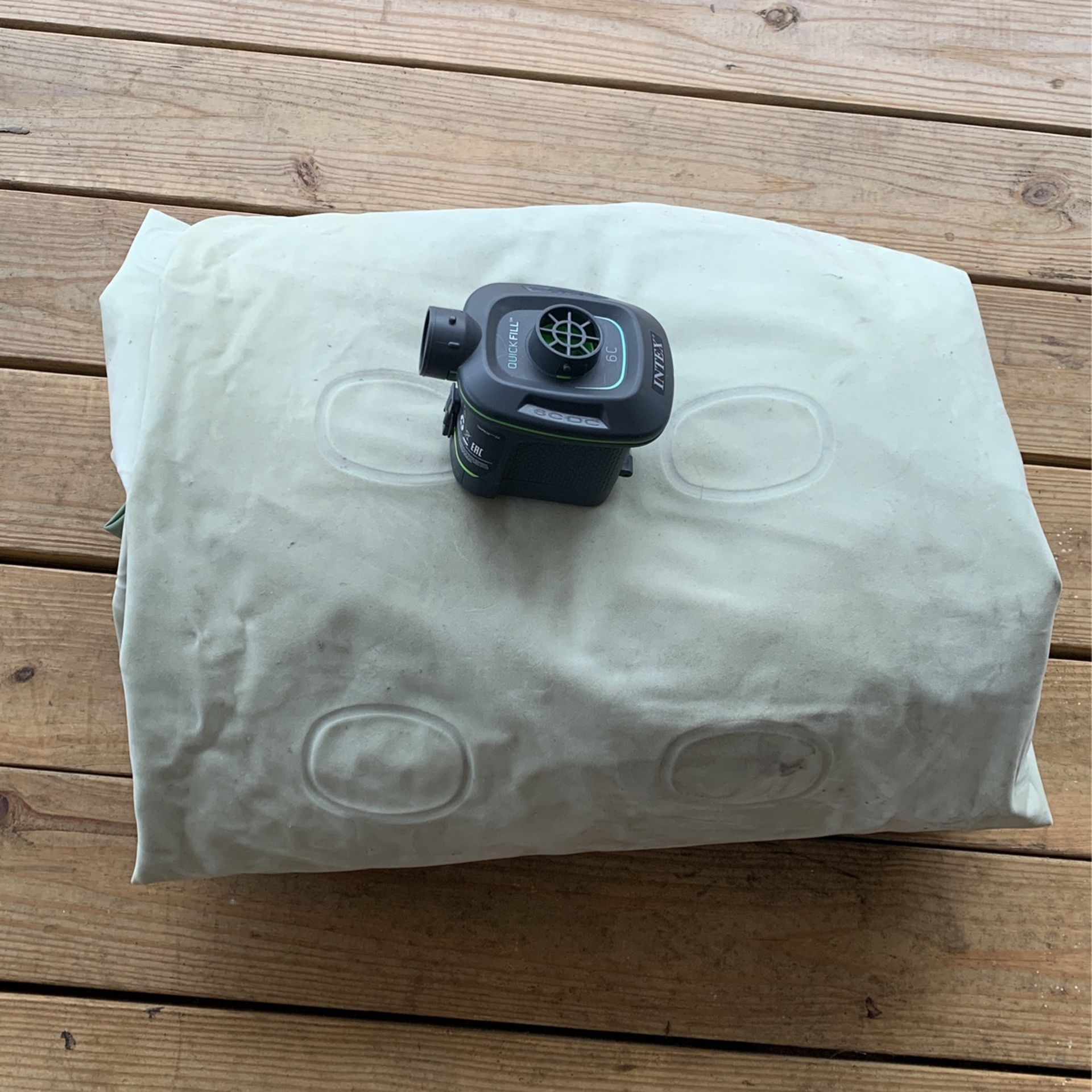 Air mattress with air pump