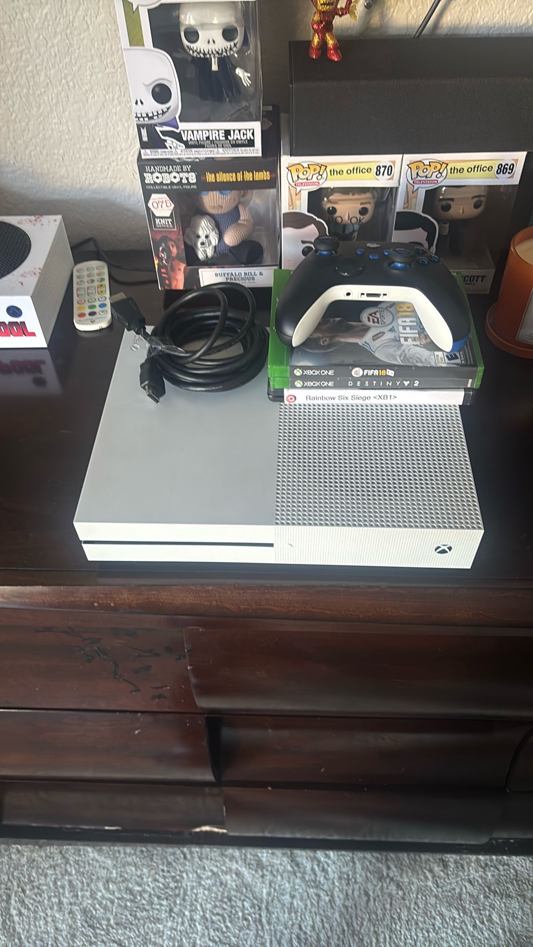 Xbox 1 S … 500gb..new Used .. 1 Controller.. 4games.. Power Cord