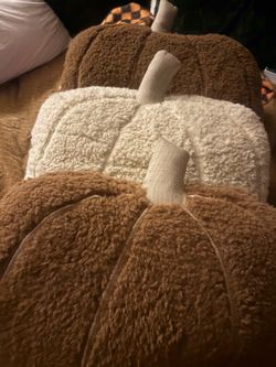 Set of 3 pumpkin pillows