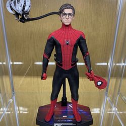 Spider-Man Upgraded Suit Sixth Scale Hot Toys Figure
