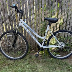 Roadmaster Granite Peak Women  18 Speed Bike