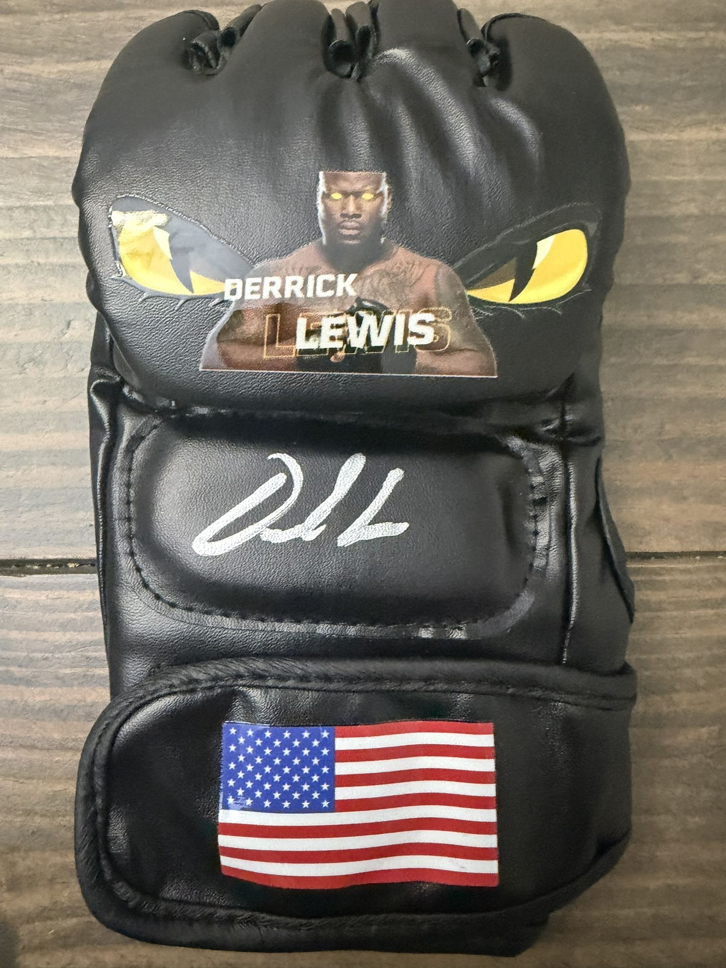 🥊 Derrick Lewis Signed MMA Glove (Beckett BU27498) – Autographed UFC Collectible